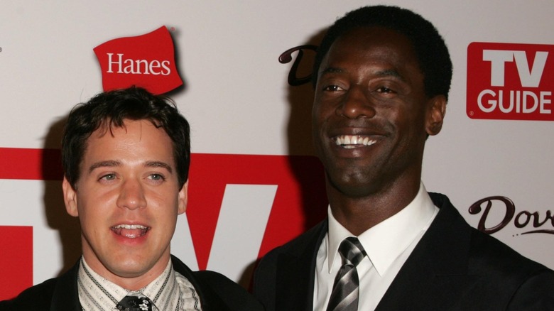 Isaiah Washington e TR Knight sorridono 