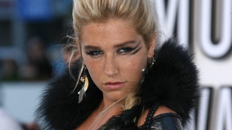 Kesha posa per le telecamere, indossando un eyeliner pesante