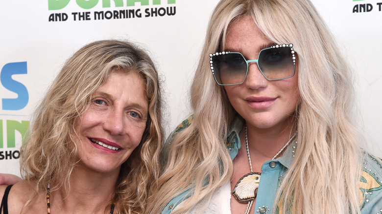 La madre di Kesha, Pebe Sebert e Kesha, sorridono entrambi