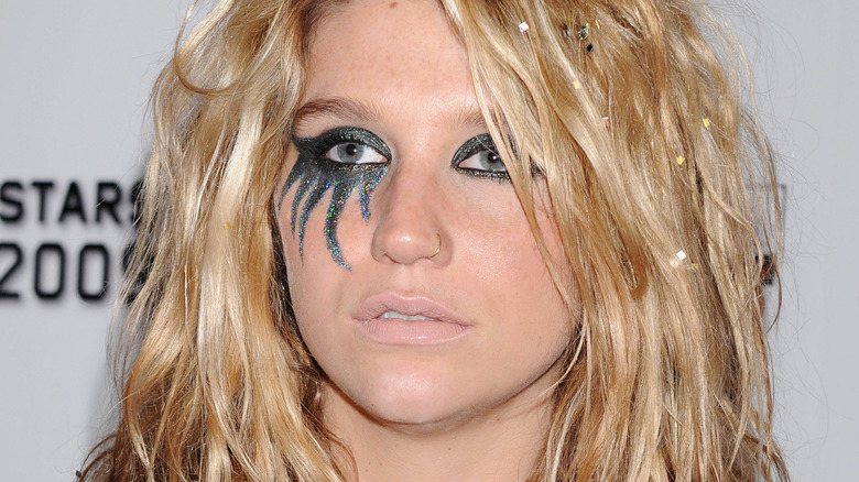   Kesha nel 2009 posa per le telecamere