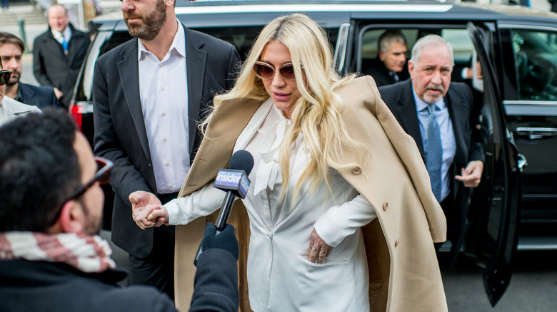 Kesha si dirige in tribunale