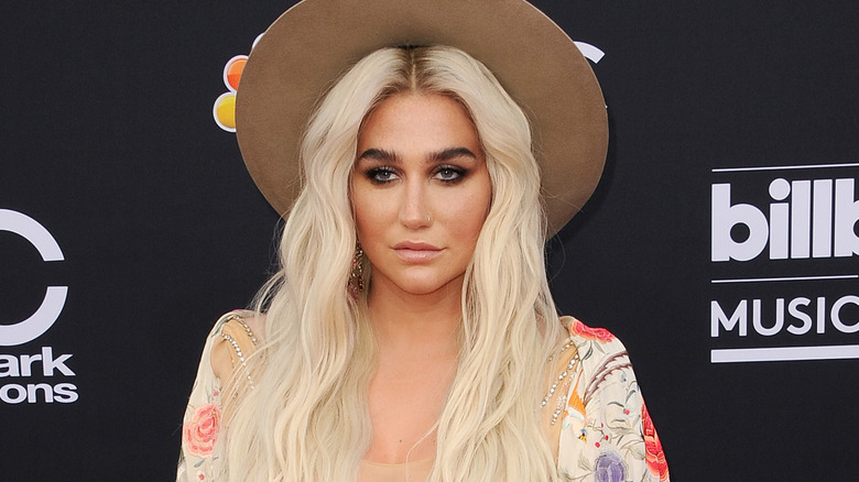 Kesha sul tappeto rosso, con indosso il cappello