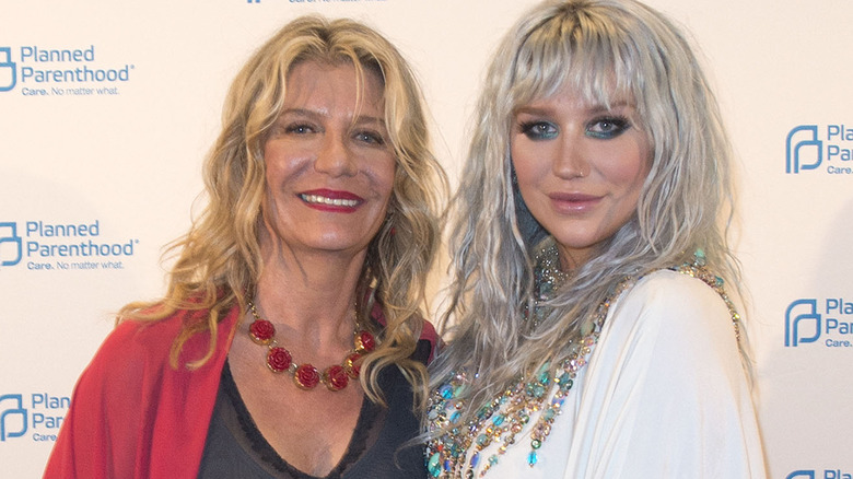 Pebe Sebert e Kesha sorridono entrambi