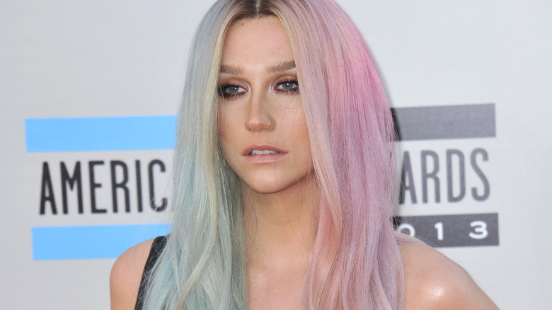 Kesha con i capelli rosa