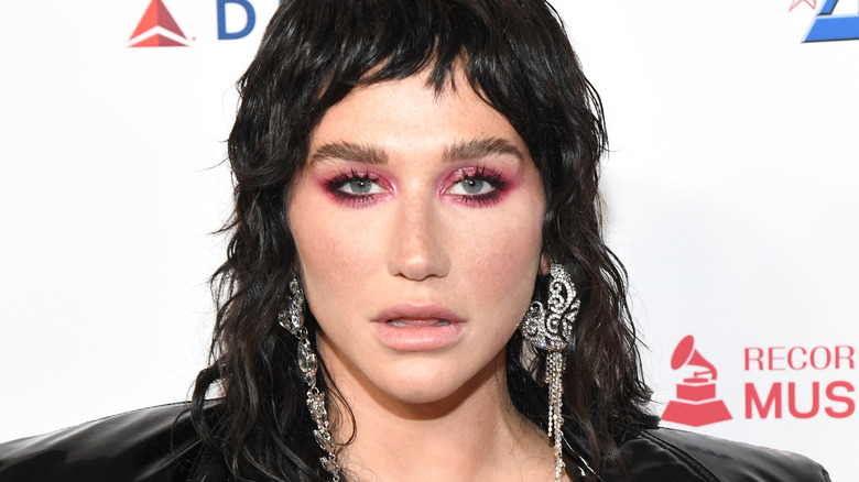 Kesha con i capelli scuri