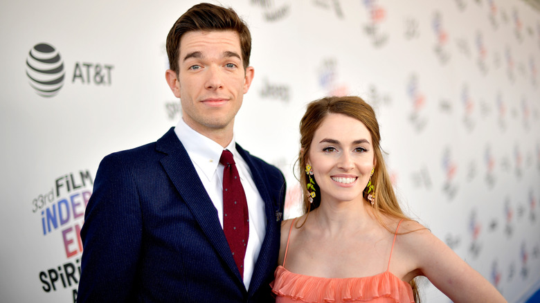 John Mulaney e Annamarie Tendler sorridono 