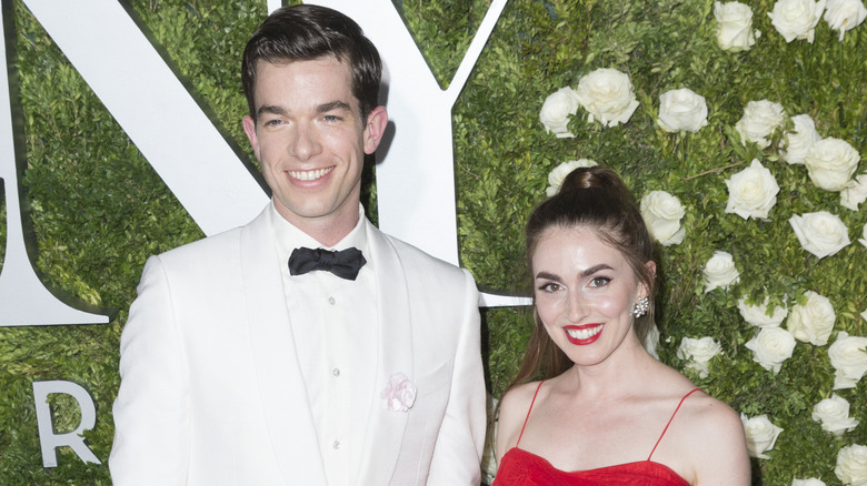 John Mulaney e Annamarie Tendler sorridono 