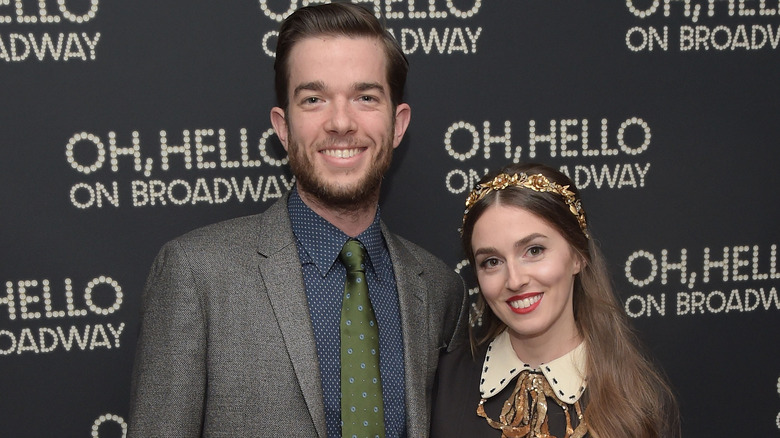 John Mulaney e Annamarie Tendler sorridono 