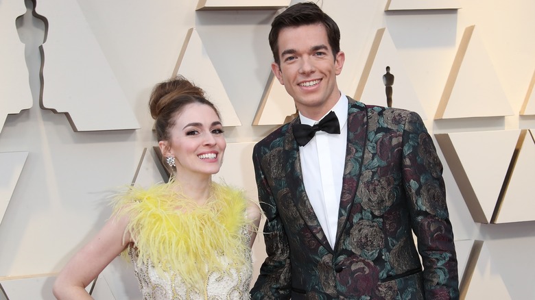 John Mulaney e Annamarie Tendler sorridono 