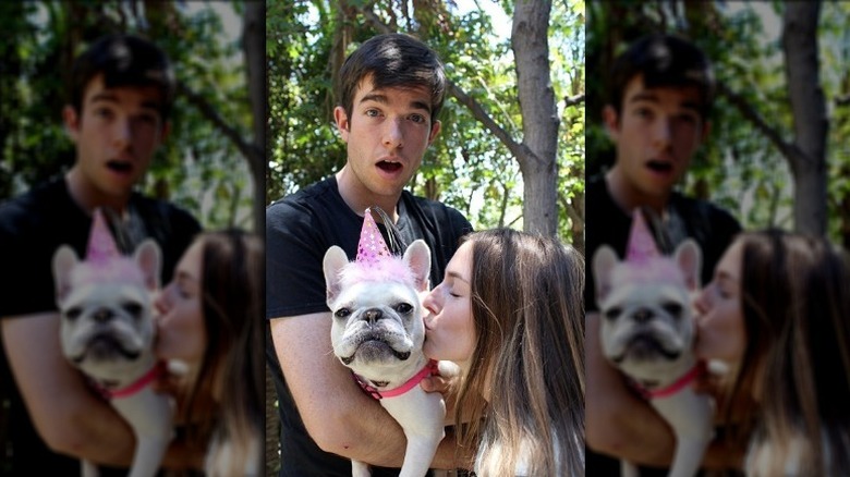 John Mulaney e Annamarie Tendler con Petunia 