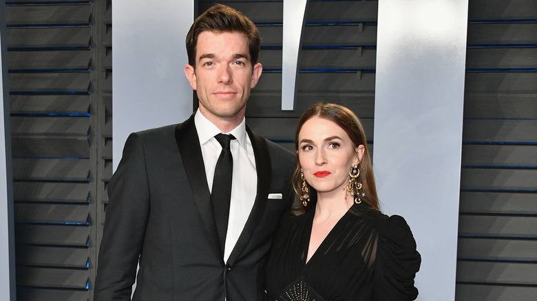 John Mulaney e Annamarie Tendler sorridono 