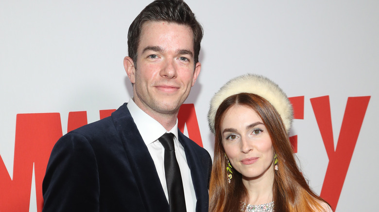 John Mulaney e Annamarie Tendler sorridono 