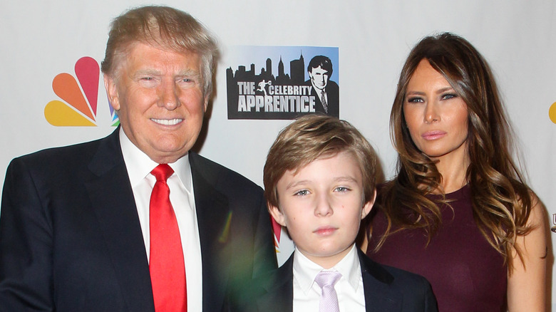 Donald, Barron e Melania Trump sorridono tutti