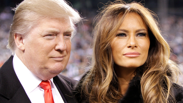 Donald e Melania Trump posano e sorridono insieme