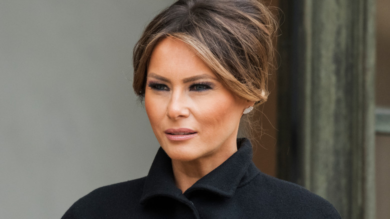 Melania Trump posa in tutto nero