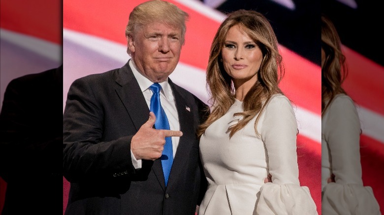 Donald e Melania Trump sorridono nel 2016