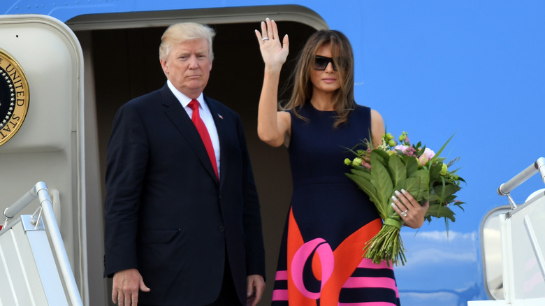 Donald e Melania Trump si imbarcano su un aereo 