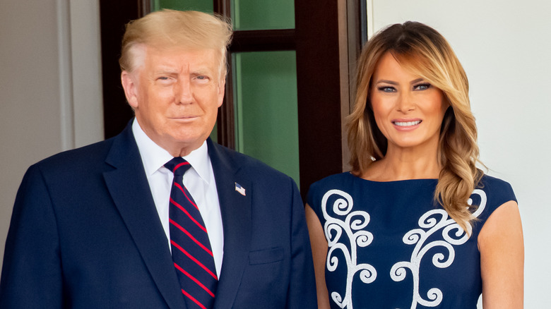 Donald e Melania Trump sorridono