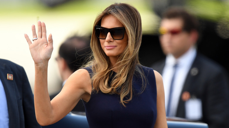 Melania Trump saluta