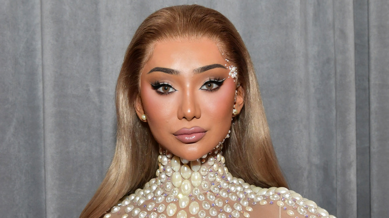 Nikita Dragun si è svegliata e ha posato per la telecamera