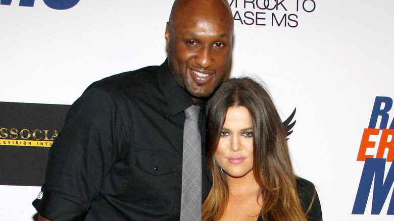 Khloe Kardashian e Lamar Odom sorridono 