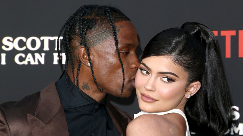 Travis Scott che bacia Kylie Jenner