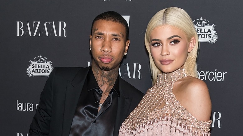 Tyga e Kylie Jenner sorridono 