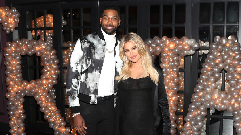 Khloe Kardashian e Tristan Thompson sorridono