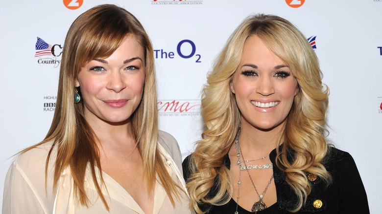 Carrie Underwood e LeAnn Rimes sorridono