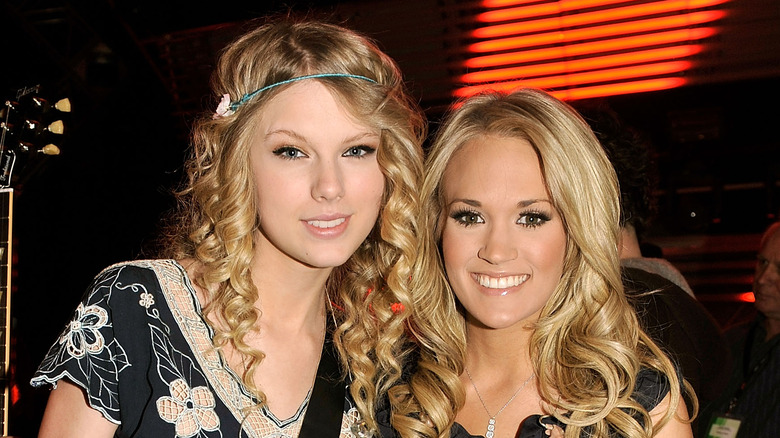 Taylor Swift e Carrie Underwood sorridono