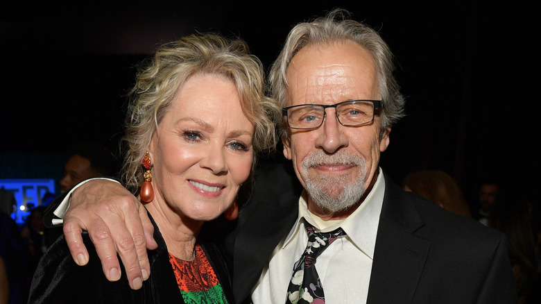 Jean Smart e Richard Gilliland sorridono 