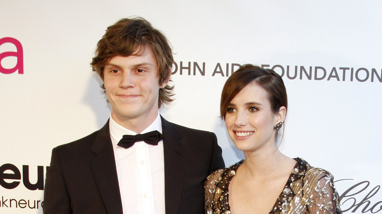 Evan Peters ed Emma Roberts sorridono 