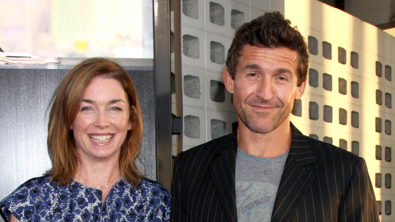 Julianne Nicholson e Jonathan Cake sorridono 