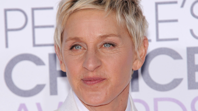 Ellen DeGeneres con le labbra increspate