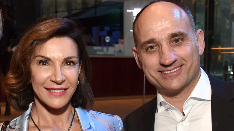 David Visentin e Hilary Farr sorridono