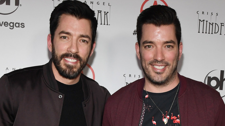 Drew e Jonathan Scott sorridono entrambi