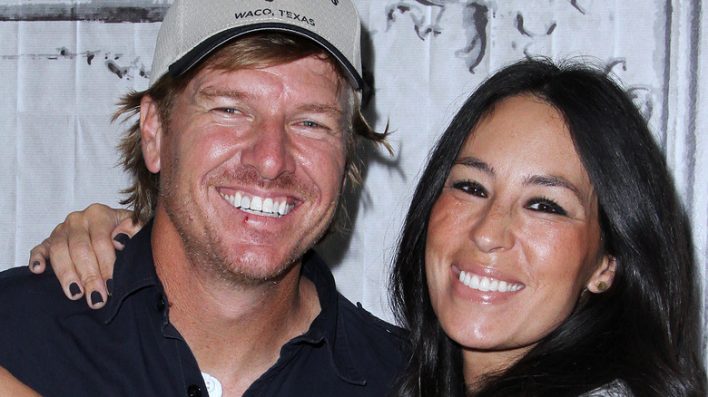 Chip e Joanna Gaines si abbracciano