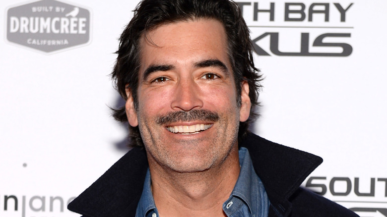 Carter Oosterhouse sorride con i baffi