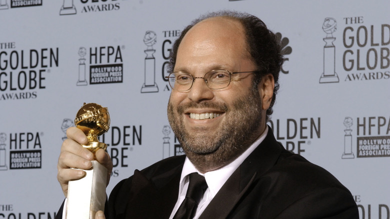 Scott Rudin che tiene in mano il suo premio Golden Globe 