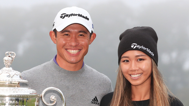 Collin Morikawa e Katherine Zhu con il trofeo