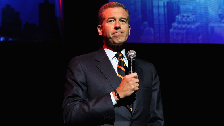 Brian Williams aggrottando la fronte 