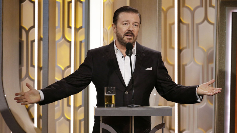 Ricky Gervais che ospita i Golden Globe