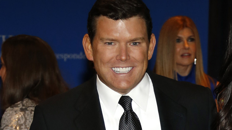 Bret Baier in posa per le telecamere, denti lampeggianti