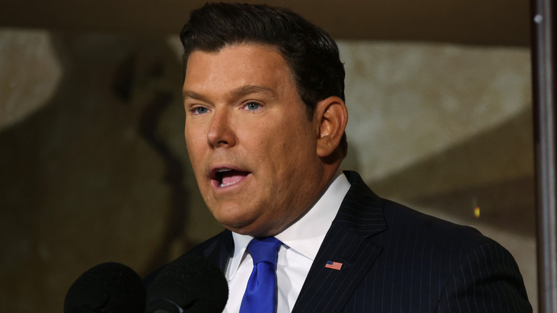 Bret Baier sul palco, parlando