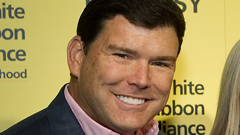 Bret Baier posa per le telecamere, sorridendo