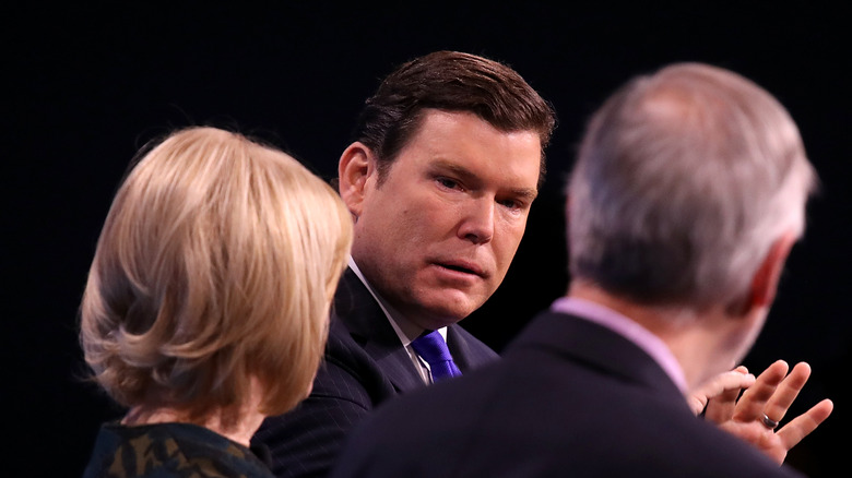 Bret Baier sul palco, parlando