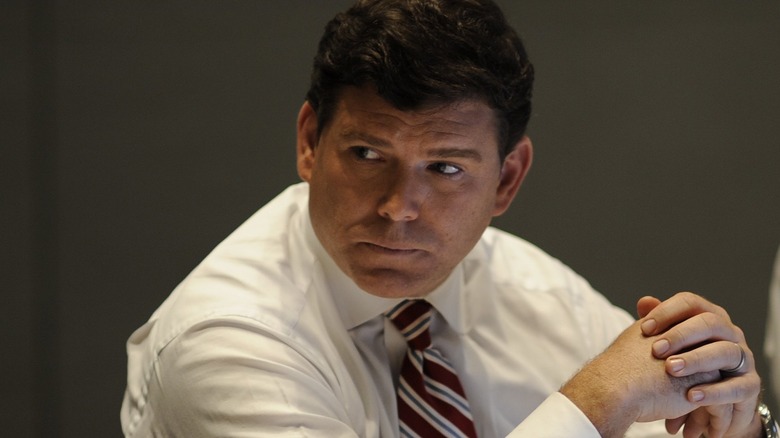 Bret Baier al lavoro, seduto