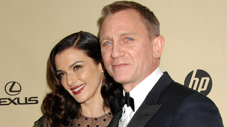 Rachel Weisz e Daniel Craig sorridono