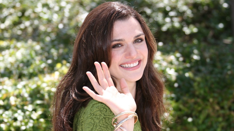 Rachel Weisz saluta