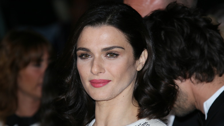 Rachel Weisz sorride